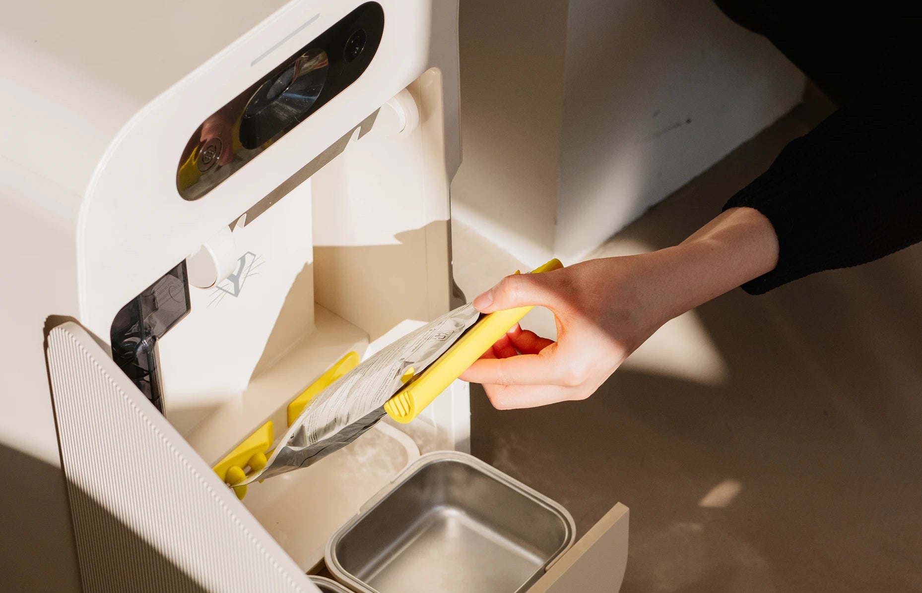 Remplacement simple et rapide d'un sachet de pâtée dans le distributeur connecté Yomy