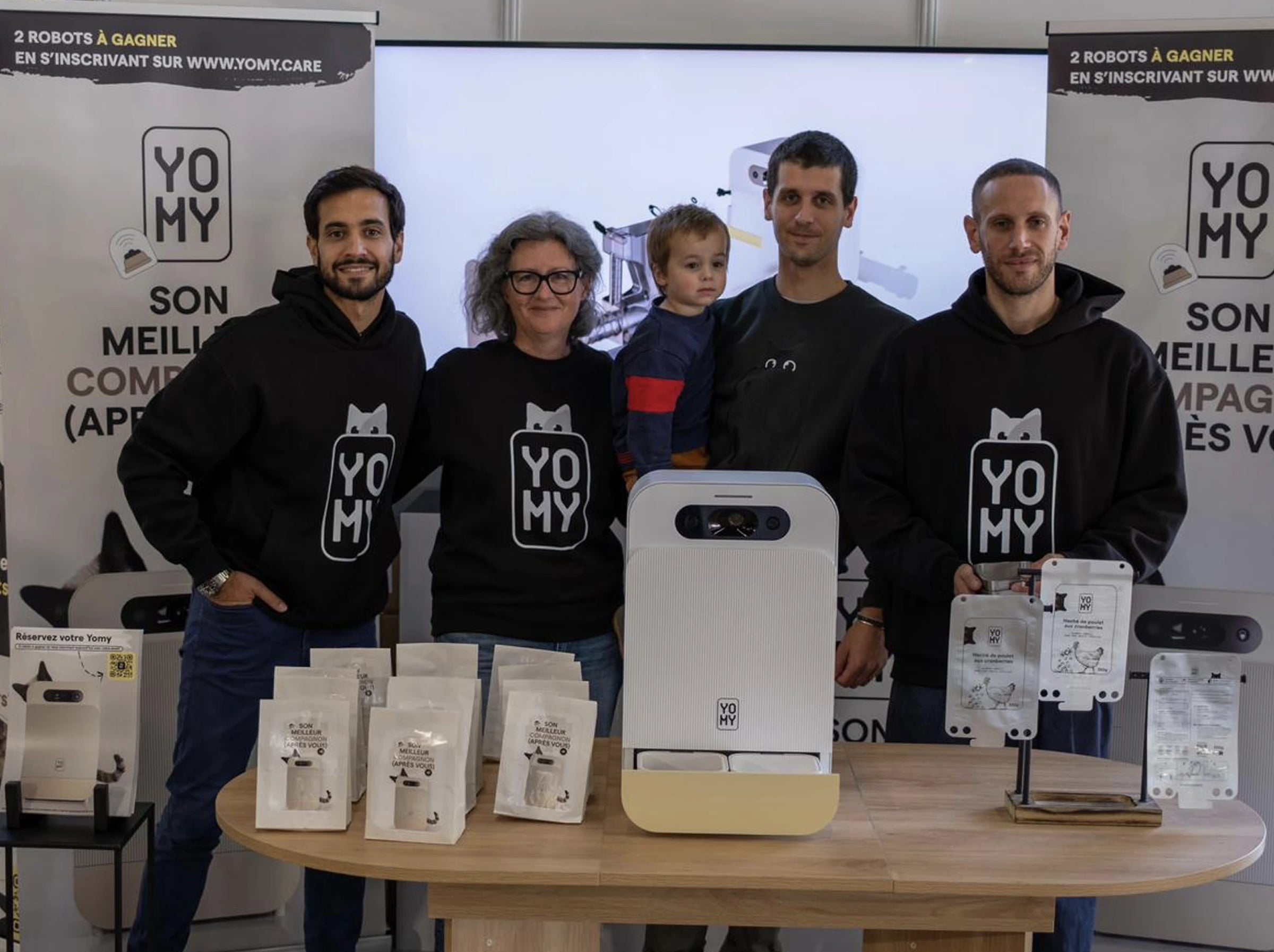 L'équipe fondatrice de Yomy présentant son distributeur intelligent et ses sachets de pâtée pour chat lors d'un événement